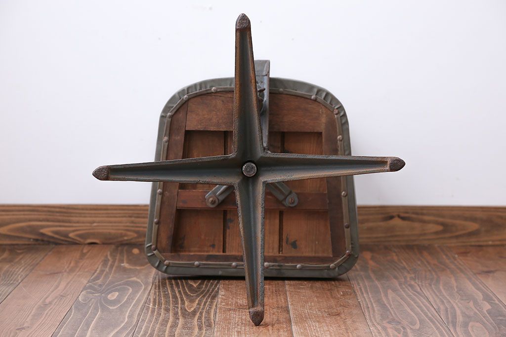 アンティーク家具　インダストリアルデザイン　アイアンのシャビーな回転椅子