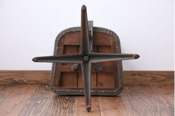 アンティーク家具　インダストリアルデザイン　アイアンのシャビーな回転椅子