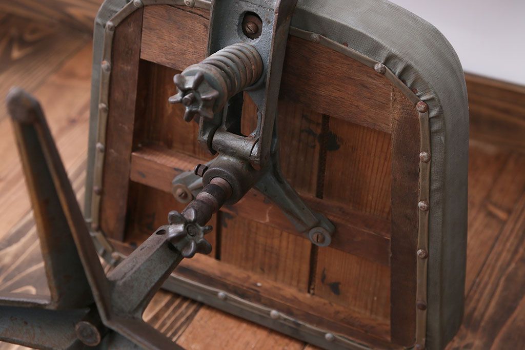 アンティーク家具　インダストリアルデザイン　アイアンのシャビーな回転椅子