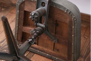 アンティーク家具　インダストリアルデザイン　アイアンのシャビーな回転椅子