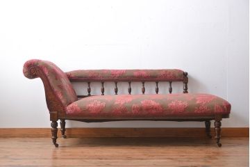 アンティーク家具　イギリスアンティーク　優美でシックなソファ