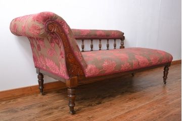 アンティーク家具　イギリスアンティーク　優美でシックなソファ