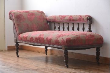 アンティーク家具　イギリスアンティーク　優美でシックなソファ