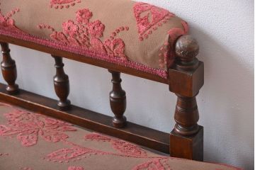アンティーク家具　イギリスアンティーク　優美でシックなソファ