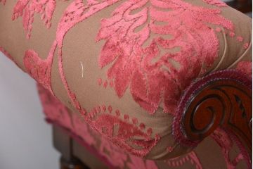 アンティーク家具　イギリスアンティーク　優美でシックなソファ