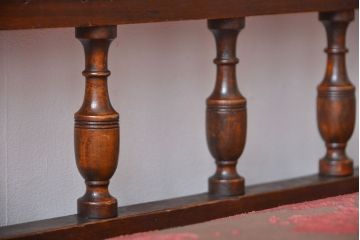 アンティーク家具　イギリスアンティーク　優美でシックなソファ