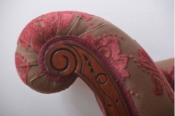 アンティーク家具　イギリスアンティーク　優美でシックなソファ