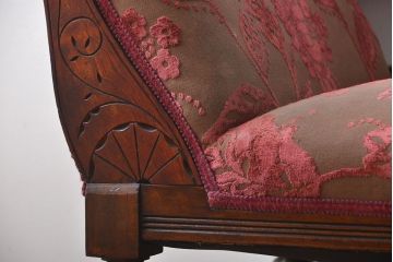 アンティーク家具　イギリスアンティーク　優美でシックなソファ