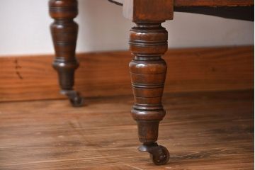 アンティーク家具　イギリスアンティーク　優美でシックなソファ