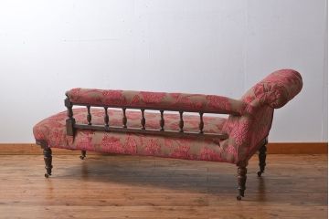 アンティーク家具　イギリスアンティーク　優美でシックなソファ