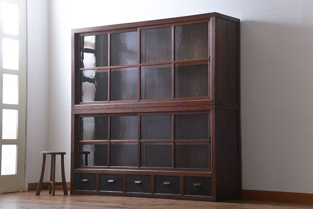 アンティーク家具　アンティーク　引き出し5杯付き大きな重ね引き戸収納棚