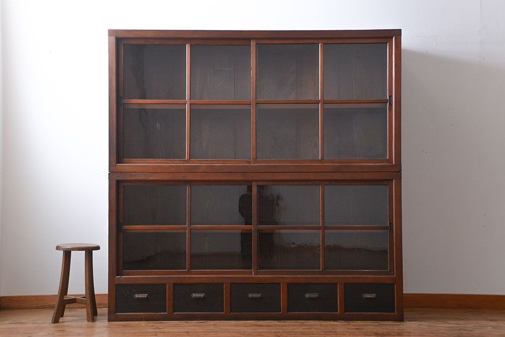 アンティーク家具　アンティーク　引き出し5杯付き大きな重ね引き戸収納棚