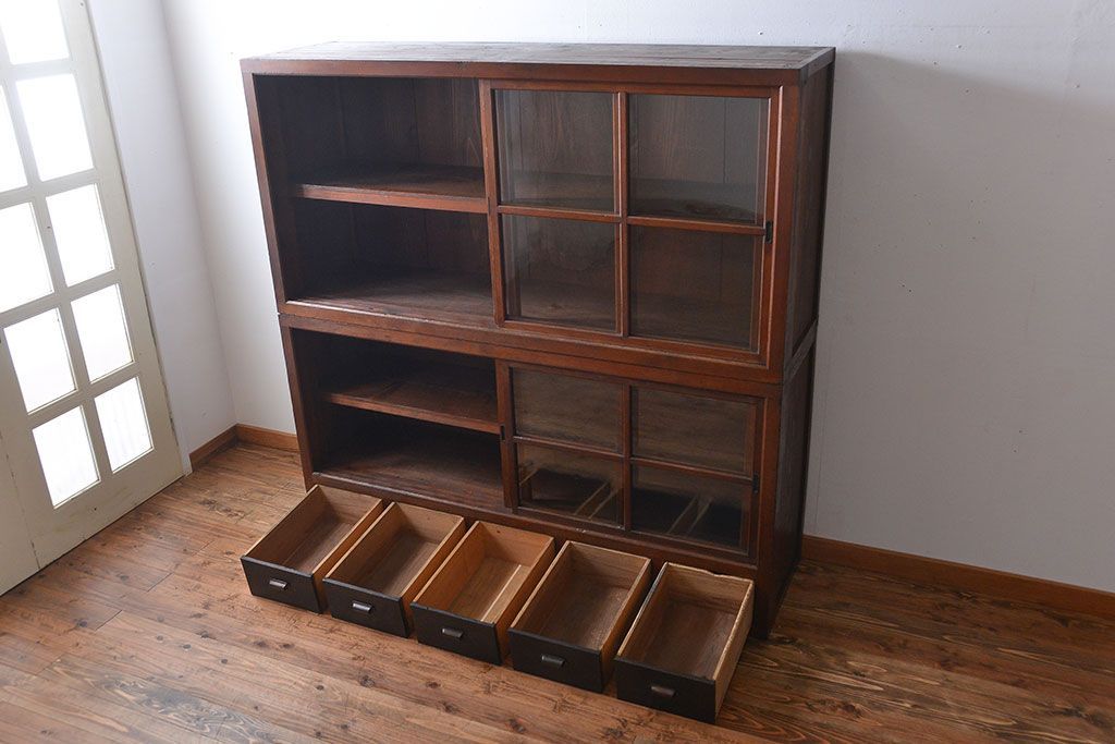 アンティーク家具　アンティーク　引き出し5杯付き大きな重ね引き戸収納棚