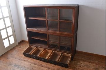 アンティーク家具　アンティーク　引き出し5杯付き大きな重ね引き戸収納棚