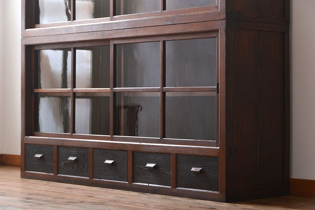 アンティーク家具　アンティーク　引き出し5杯付き大きな重ね引き戸収納棚