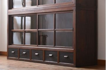 アンティーク家具　アンティーク　引き出し5杯付き大きな重ね引き戸収納棚