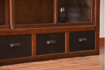 アンティーク家具　アンティーク　引き出し5杯付き大きな重ね引き戸収納棚