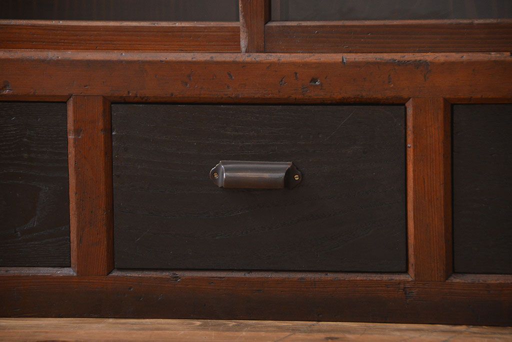 アンティーク家具　アンティーク　引き出し5杯付き大きな重ね引き戸収納棚