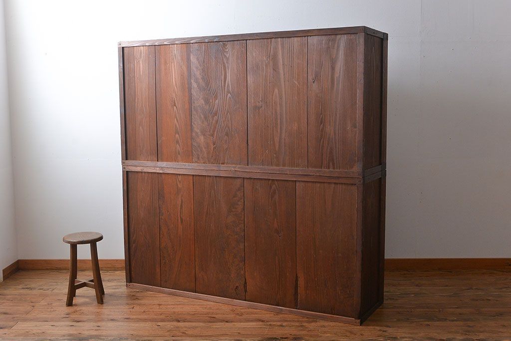 アンティーク家具　アンティーク　引き出し5杯付き大きな重ね引き戸収納棚