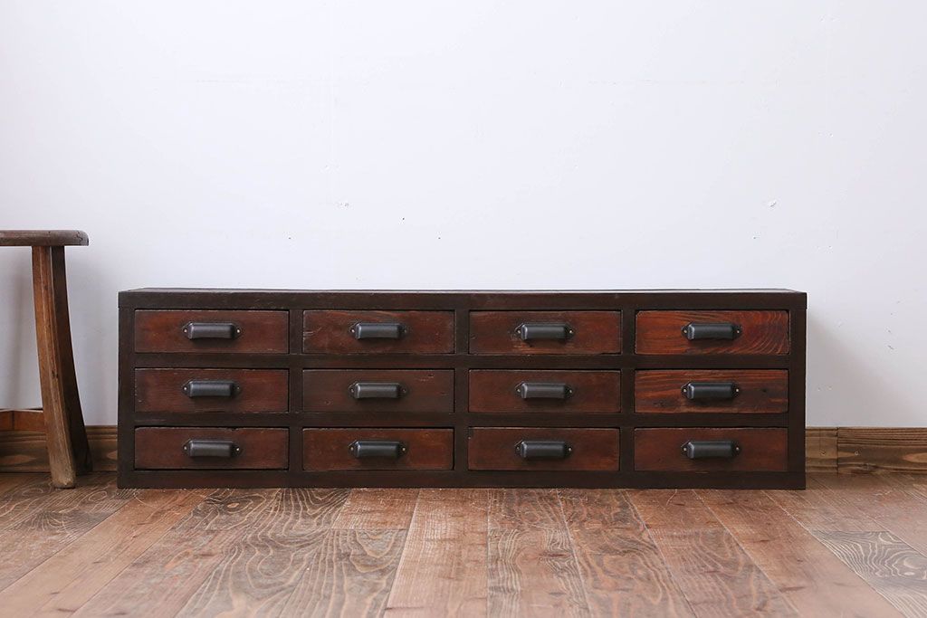 アンティーク家具　古民具・骨董　シンプルで味わい深い12杯小引き出し