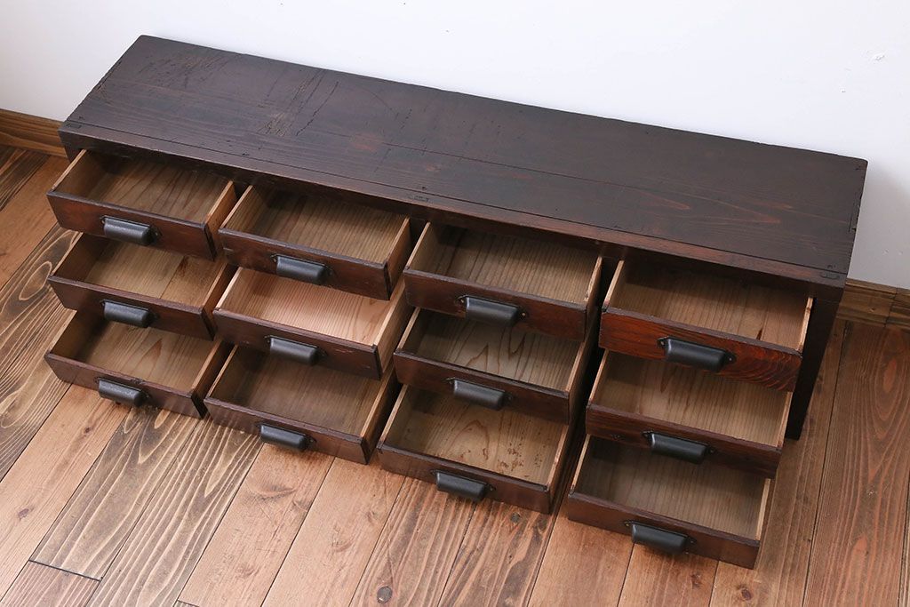 アンティーク家具　古民具・骨董　シンプルで味わい深い12杯小引き出し