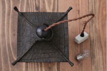 古民具・骨董　重厚で美しい灯ろう照明