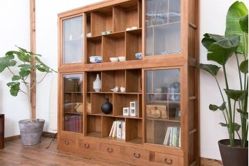 アンティーク家具　収納力抜群!4枚引き戸のナチュラルな薄型収納棚
