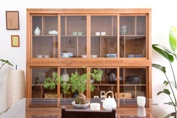 アンティーク家具　収納力抜群!4枚引き戸のナチュラルな薄型収納棚