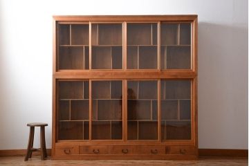 アンティーク家具　収納力抜群!4枚引き戸のナチュラルな薄型収納棚