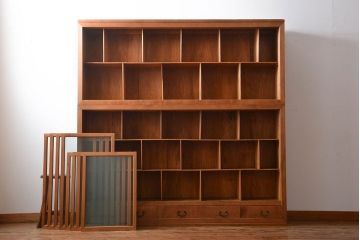 アンティーク家具　収納力抜群!4枚引き戸のナチュラルな薄型収納棚