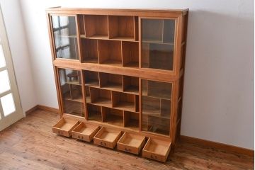 アンティーク家具　収納力抜群!4枚引き戸のナチュラルな薄型収納棚