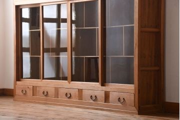 アンティーク家具　収納力抜群!4枚引き戸のナチュラルな薄型収納棚