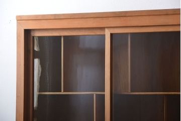 アンティーク家具　収納力抜群!4枚引き戸のナチュラルな薄型収納棚