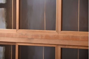 アンティーク家具　収納力抜群!4枚引き戸のナチュラルな薄型収納棚