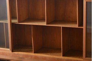 アンティーク家具　収納力抜群!4枚引き戸のナチュラルな薄型収納棚