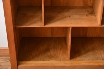 アンティーク家具　収納力抜群!4枚引き戸のナチュラルな薄型収納棚