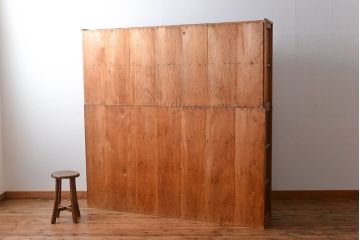 アンティーク家具　収納力抜群!4枚引き戸のナチュラルな薄型収納棚