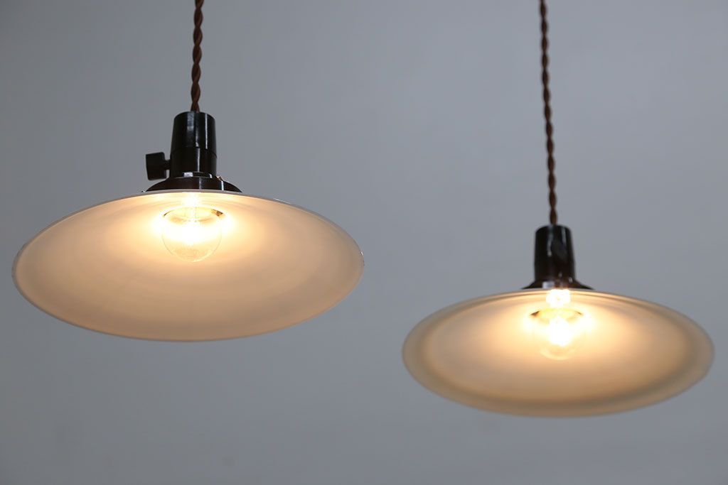 昭和レトロ　シンプルなガラス平笠照明2個セット(1)