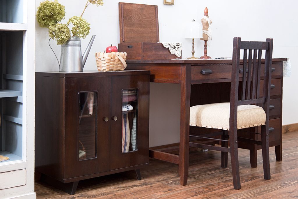 レトロ家具　アンティーク　レトロで小さな脚付き書類ケース