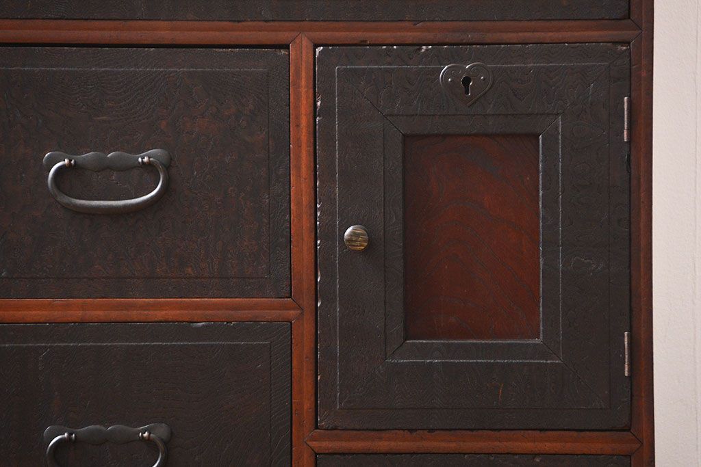 アンティーク家具　アンティーク　玉杢の美しいチェスト(2)