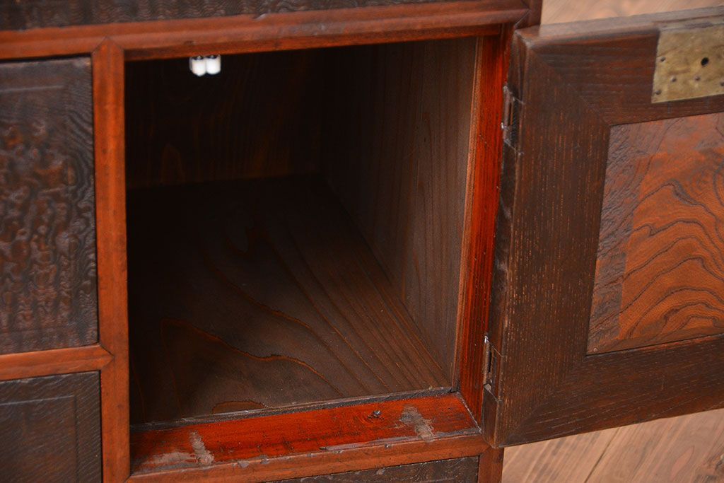 アンティーク家具　アンティーク　玉杢の美しいチェスト(2)