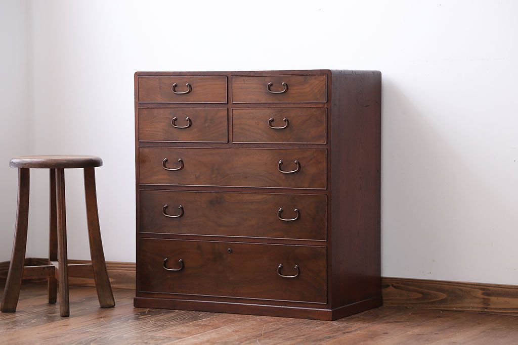 アンティーク家具　アンティーク　前面桑材の小さな古いチェスト