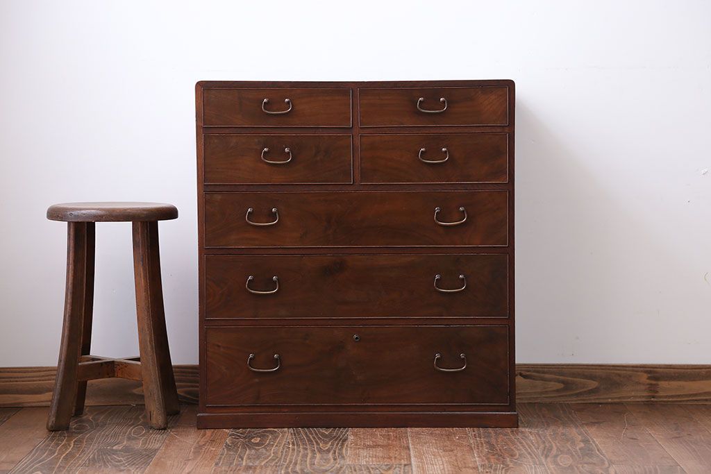 アンティーク家具　アンティーク　前面桑材の小さな古いチェスト