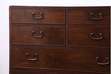 アンティーク家具　アンティーク　前面桑材の小さな古いチェスト