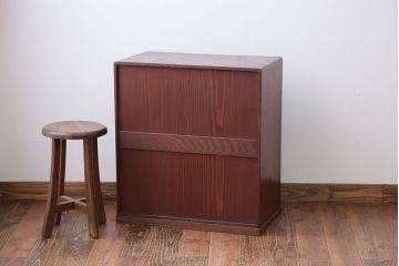 アンティーク家具　アンティーク　前面桑材の小さな古いチェスト