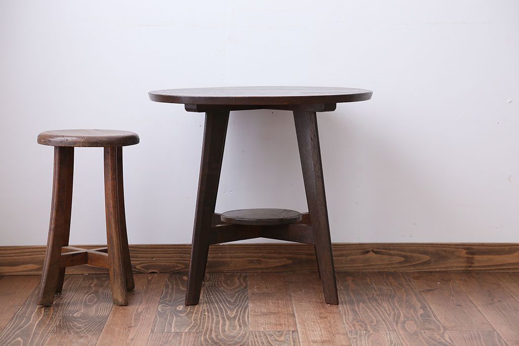 アンティーク家具　アンティーク　古い木製の小さなラウンドテーブル