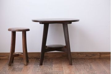 アンティーク家具　アンティーク　古い木製の小さなラウンドテーブル