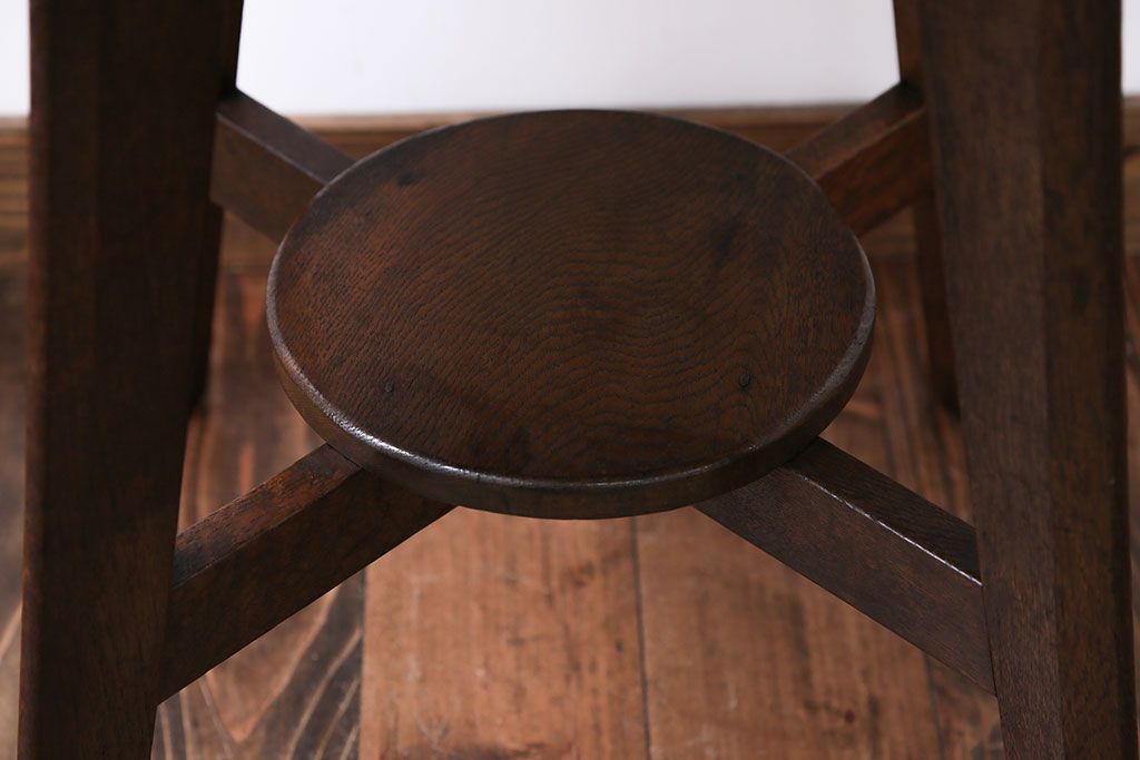 アンティーク家具　アンティーク　古い木製の小さなラウンドテーブル