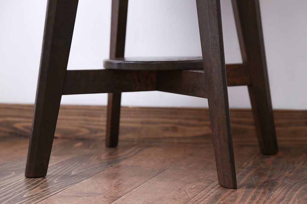 アンティーク家具　アンティーク　古い木製の小さなラウンドテーブル