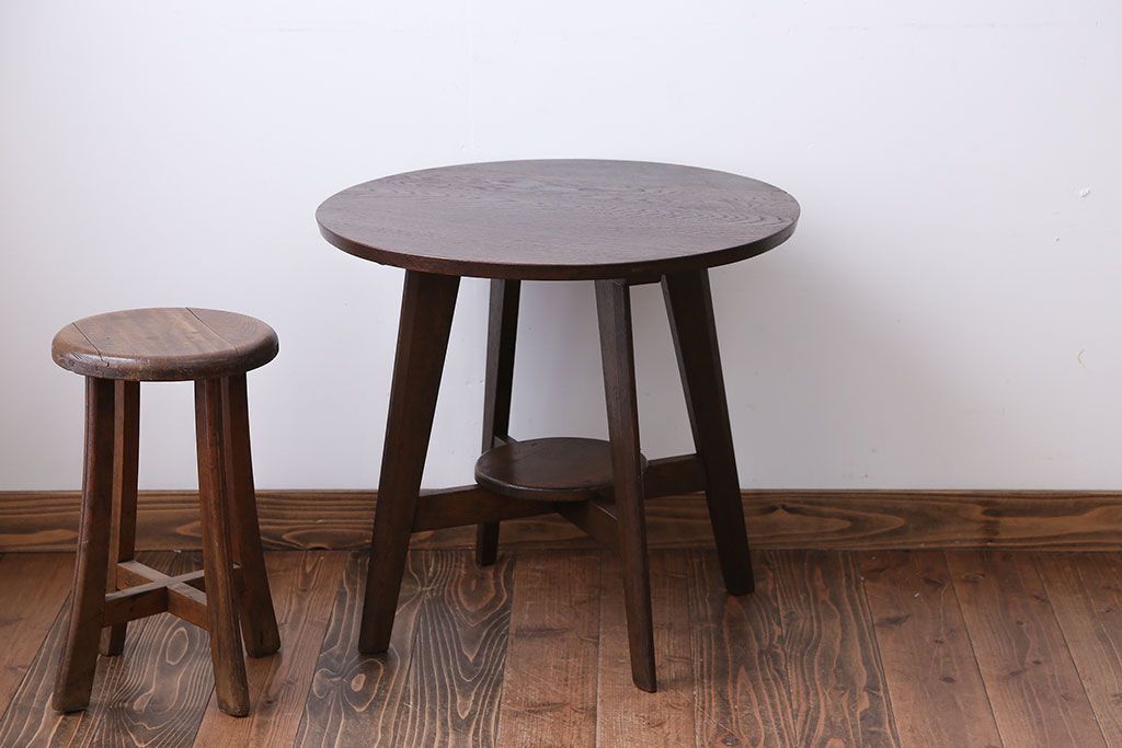 アンティーク家具　アンティーク　古い木製の小さなラウンドテーブル